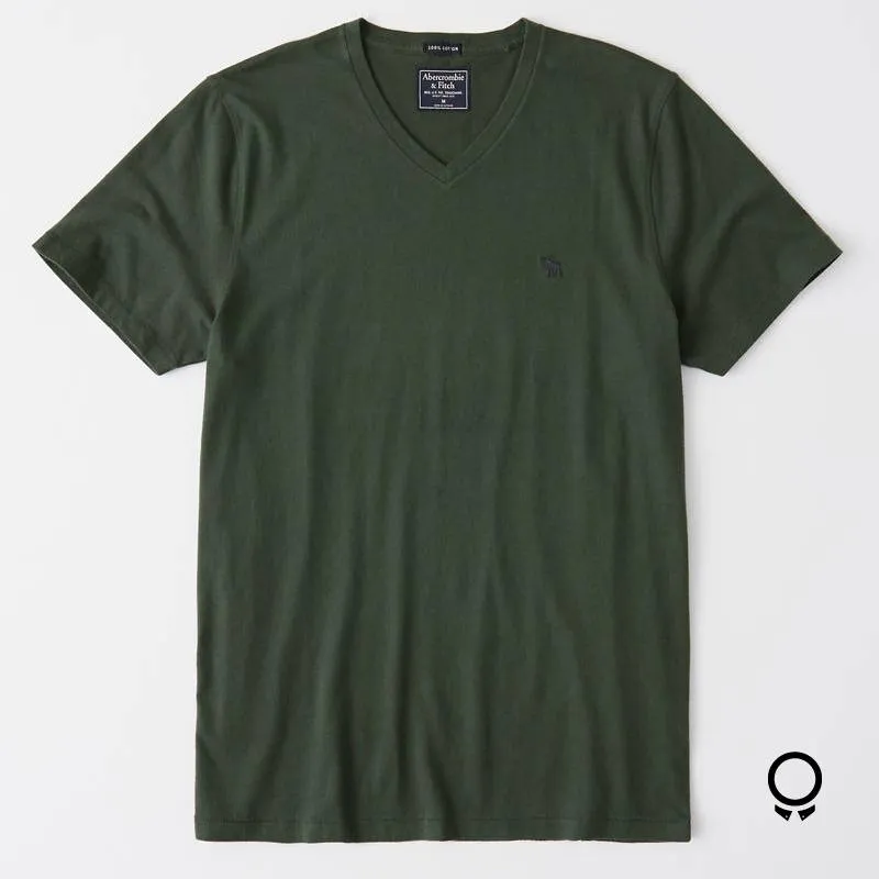 REMERA ABERCROMBIE VERDE MUSGO CUELLO V LOGO NEGRO