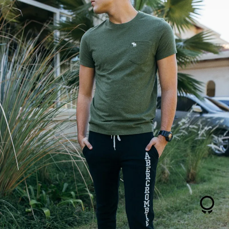 REMERA ABERCROMBIE CUELLO REDONDO CON BOLSILLO VERDE