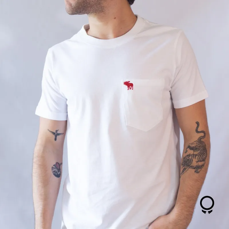 REMERA ABERCROMBIE CUELLO REDONDO BLANCA  CON BOLSILLO  LOGO ROJO