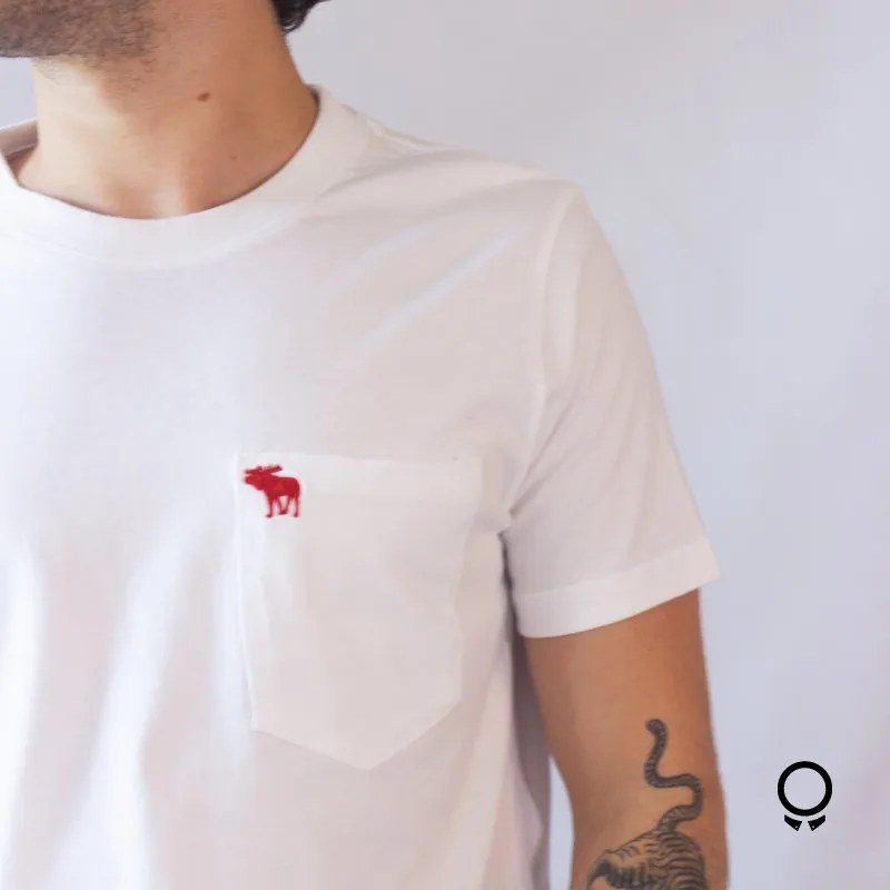 REMERA ABERCROMBIE CUELLO REDONDO BLANCA  CON BOLSILLO  LOGO ROJO