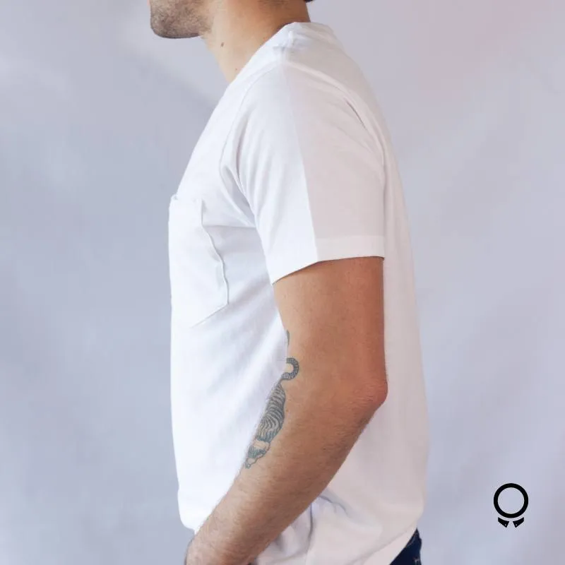 REMERA ABERCROMBIE CUELLO REDONDO BLANCA  CON BOLSILLO  LOGO ROJO