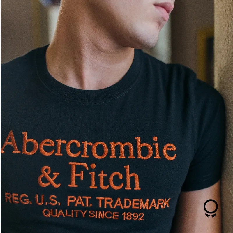 REMERA ABERCROMBIE NEGRO LOGO NARANJA
