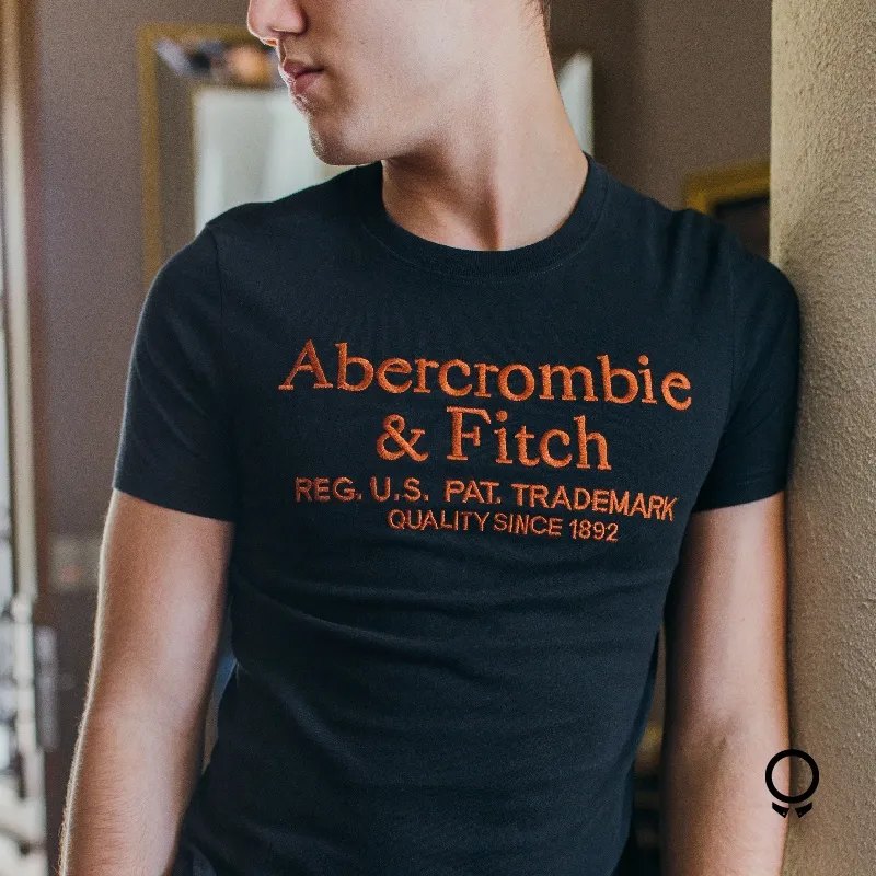 REMERA ABERCROMBIE NEGRO LOGO NARANJA