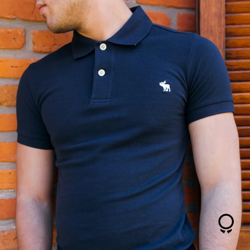 REMERA ABERCROMBIE CUELLO POLO AZUL MARINO