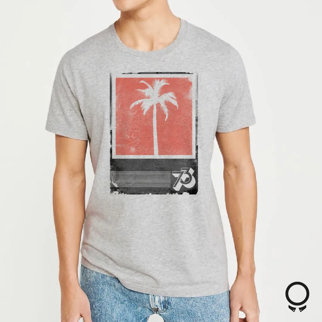 REMERA GRIS ESTAMPA PALMERA