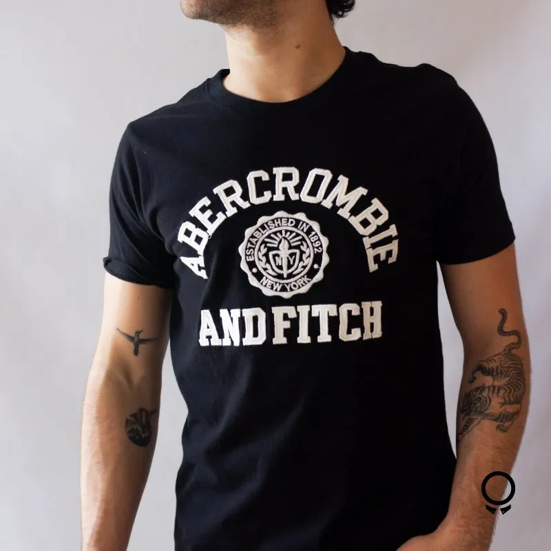 REMERA ABERCROMBIE NEGRA ESTAMPA GRANDE