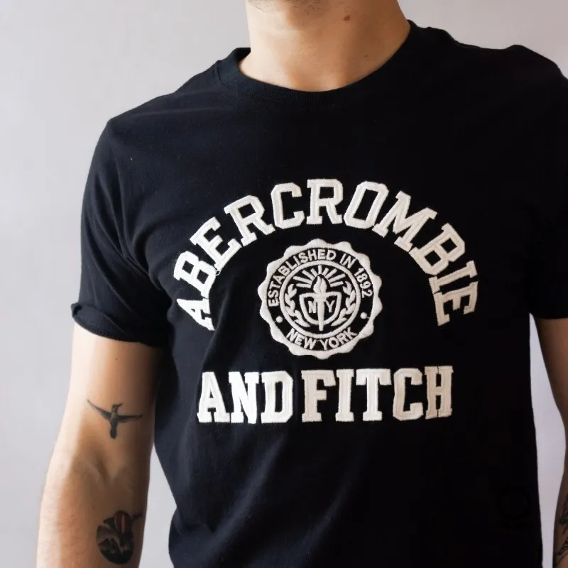 REMERA ABERCROMBIE NEGRA ESTAMPA GRANDE