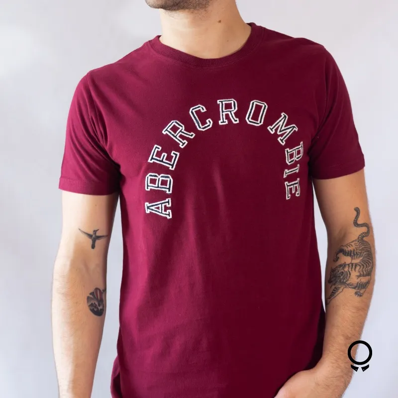 REMERA ABERCROMBIE BORDO CUELLO REDONDO ESTAMPA ABERCROMBIE