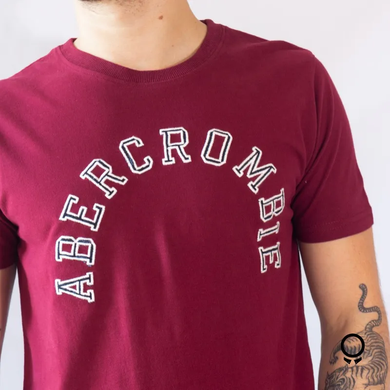REMERA ABERCROMBIE BORDO CUELLO REDONDO ESTAMPA ABERCROMBIE