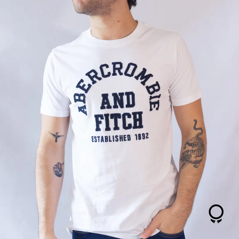 REMERA ABERCROMBIE CUELLO REDONDO BLANCA ESTAMPA GRANDE