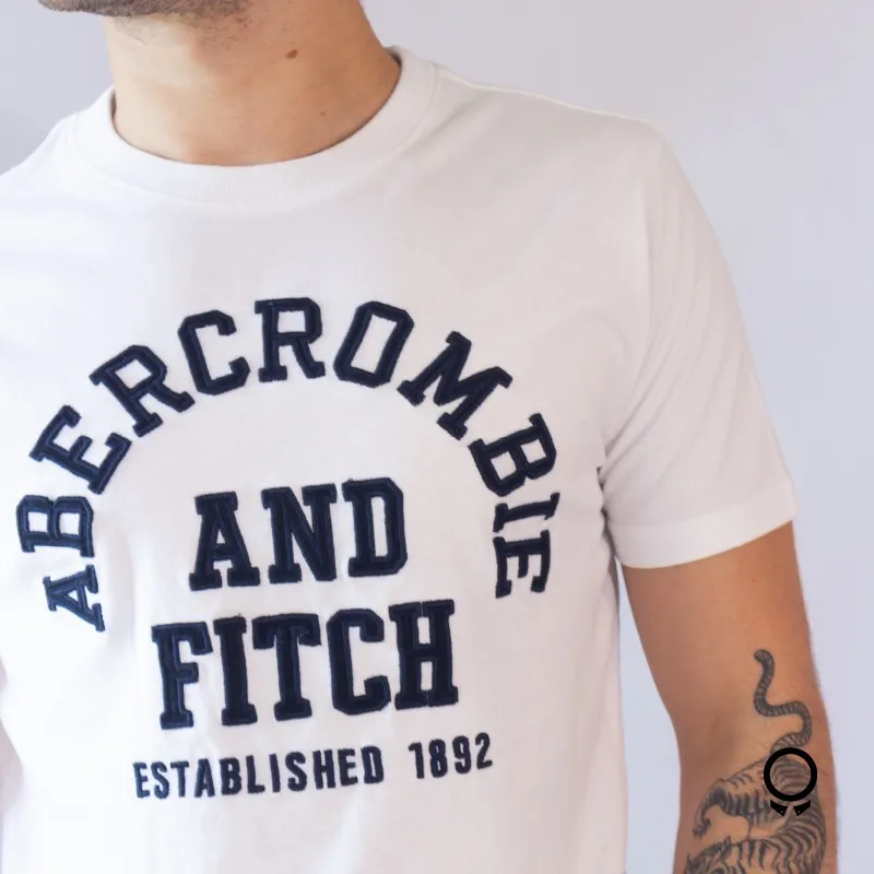 REMERA ABERCROMBIE CUELLO REDONDO BLANCA ESTAMPA GRANDE