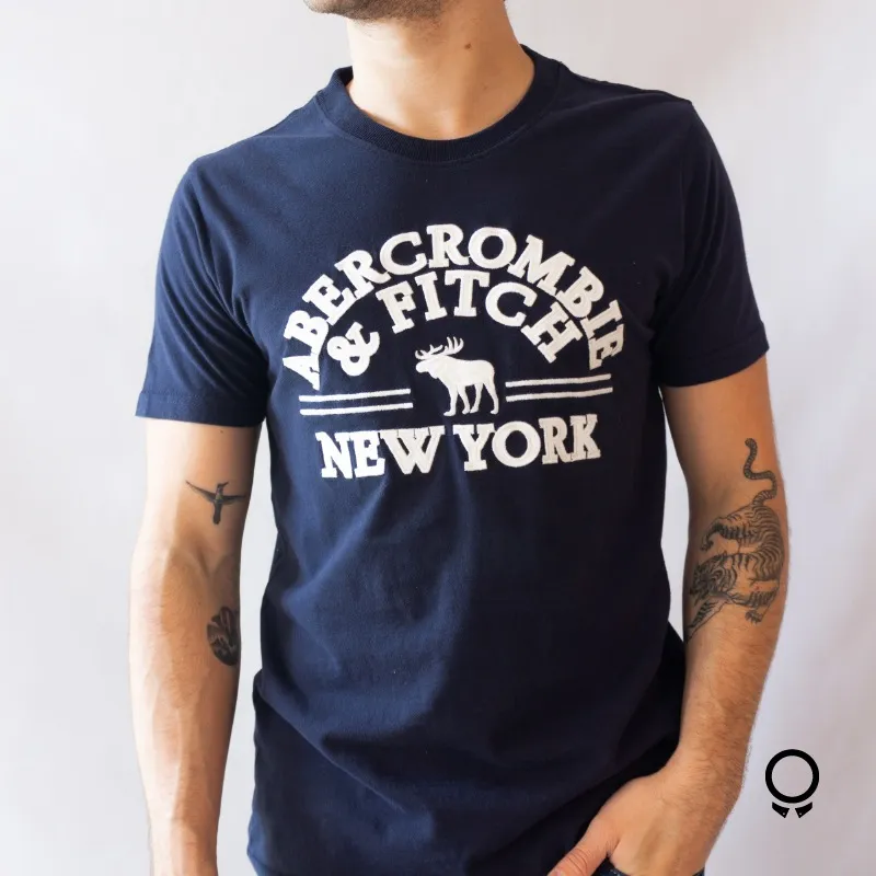 REMERA ABERCROMBIE CUELLO REDONDO AZUL MARINO ESTAMPA GRANDE