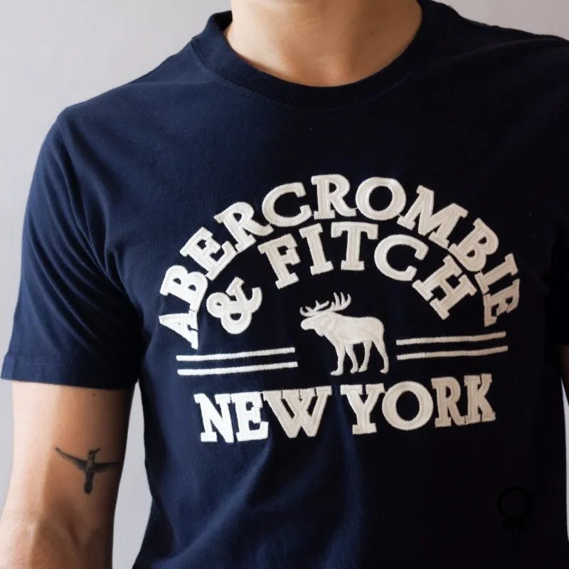 REMERA ABERCROMBIE CUELLO REDONDO AZUL MARINO ESTAMPA GRANDE