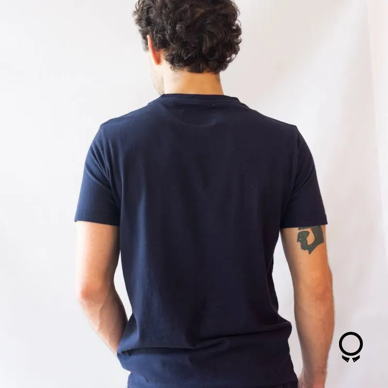 REMERA ABERCROMBIE CUELLO REDONDO AZUL MARINO ESTAMPA GRANDE