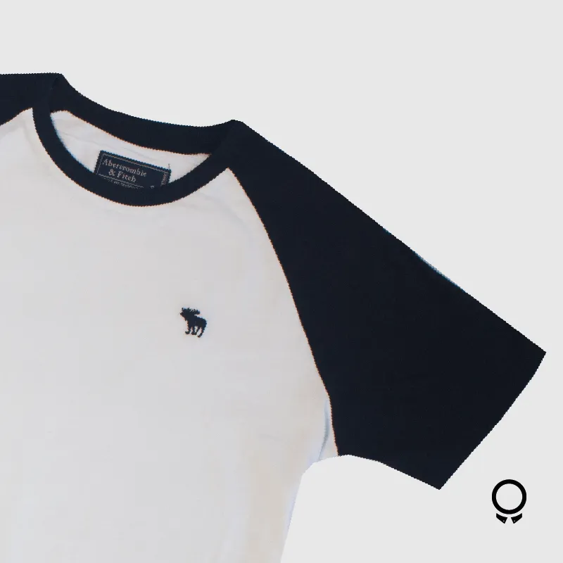REMERA ABERCROMBIE CUELLO REDONDO BLANCO MANGA NEGRA