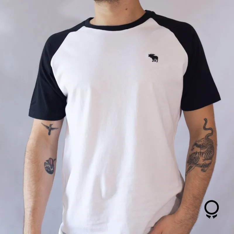 REMERA ABERCROMBIE CUELLO REDONDO BLANCO MANGA NEGRA