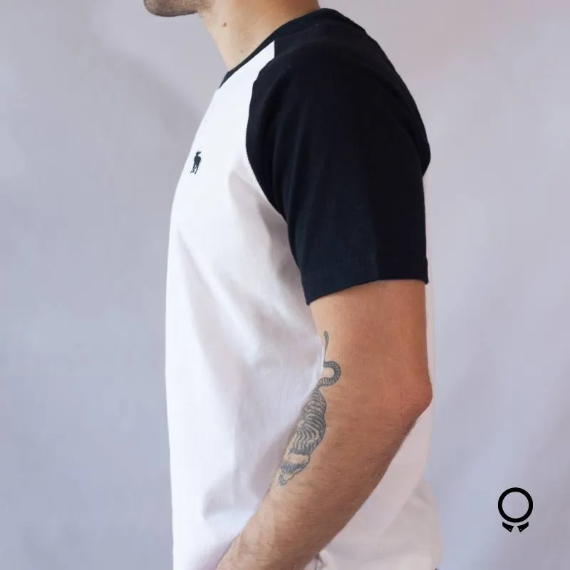 REMERA ABERCROMBIE CUELLO REDONDO BLANCO MANGA NEGRA
