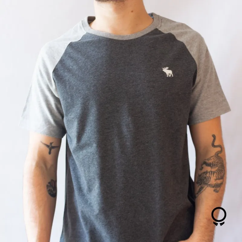 REMERA ABERCROMBIE CUELLO REDONDO GRIS OSCURO MANGA GR