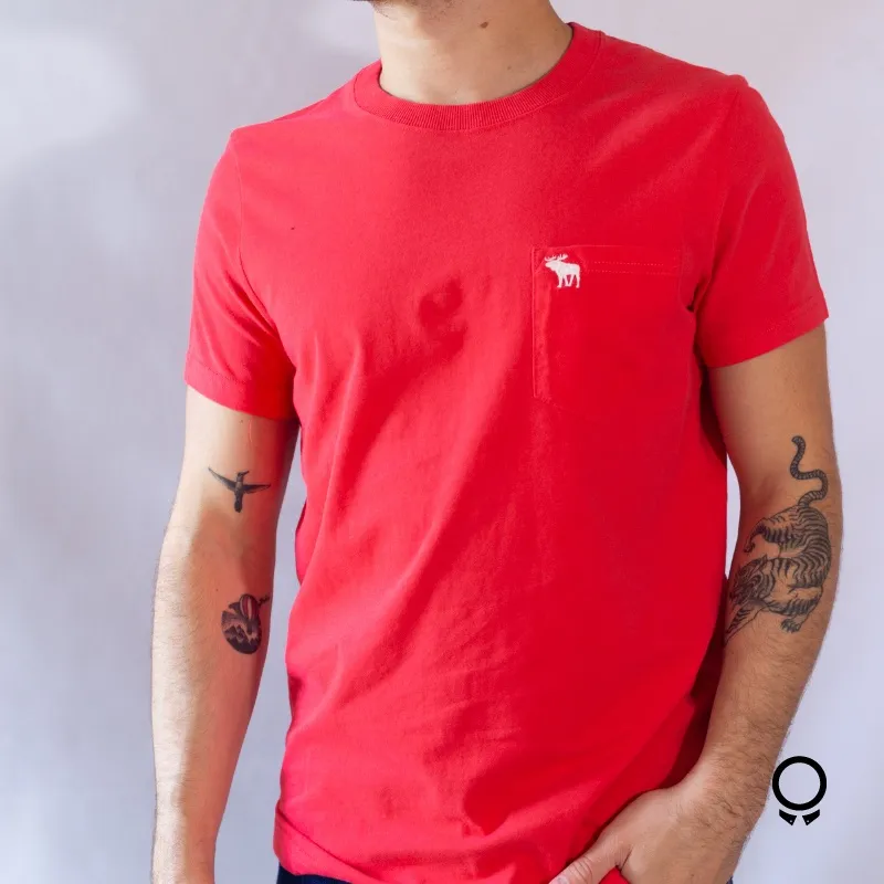 REMERA ABERCROMBIE CUELLO REDOMDO ROJO CON BOLSILLO LOGO BLANCO