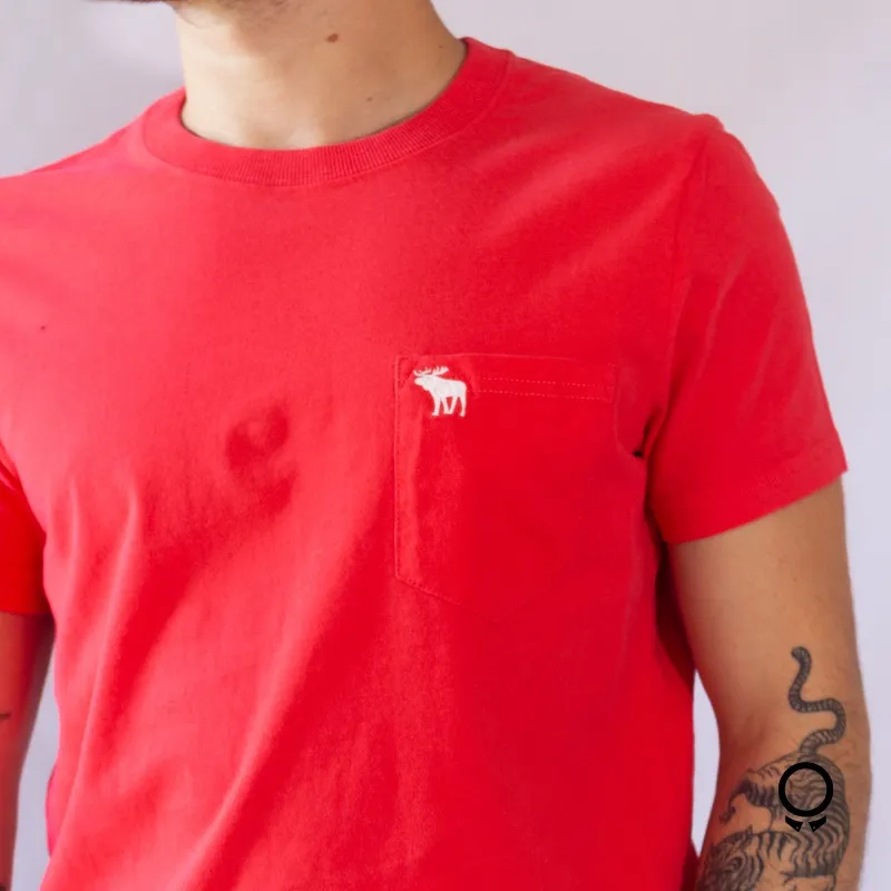 REMERA ABERCROMBIE CUELLO REDOMDO ROJO CON BOLSILLO LOGO BLANCO