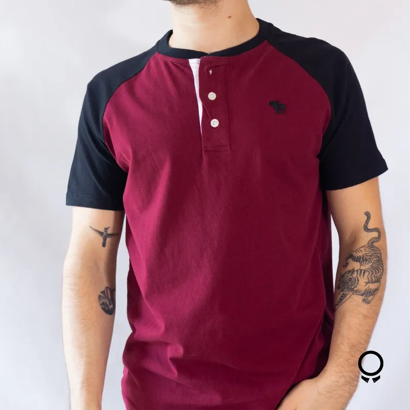 REMERA ABERCROMBIE CUELLO HENLEY BORDO MANGA NEGRA
