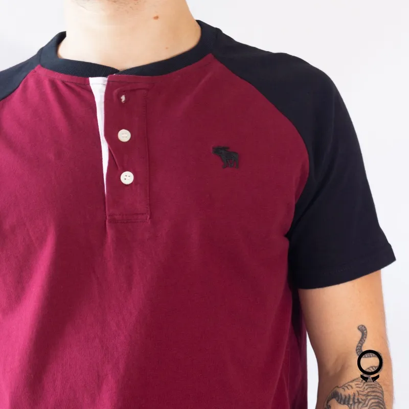 REMERA ABERCROMBIE CUELLO HENLEY BORDO MANGA NEGRA