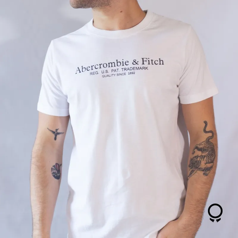 REMERA ABERCROMBIE CUELLO REDONDO BLANCO ESTAMPA FITCH