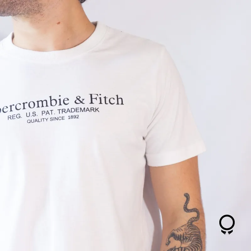 REMERA ABERCROMBIE CUELLO REDONDO BLANCO ESTAMPA FITCH