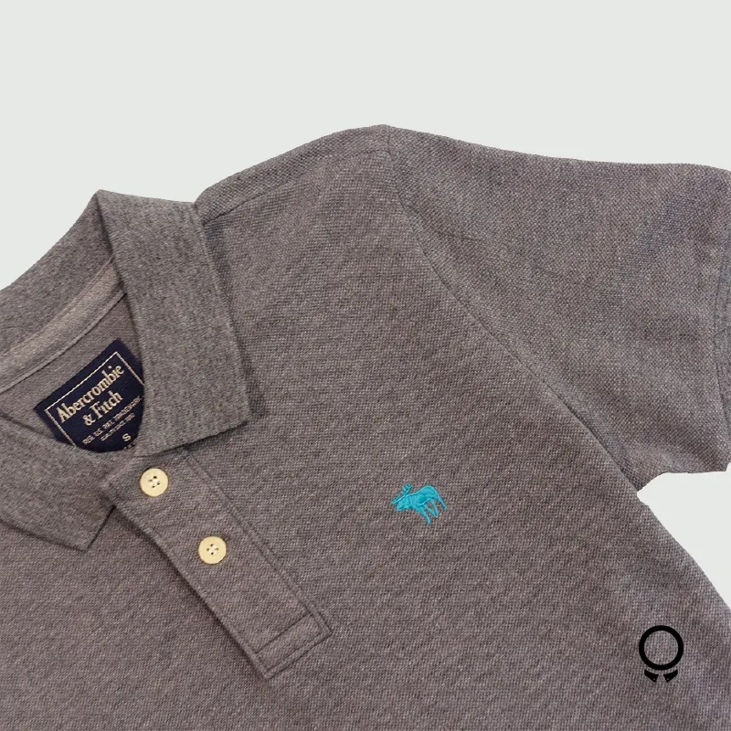 REMERA ABERCROMBIE CUELLO POLO GRIS LOGO TURQUESA