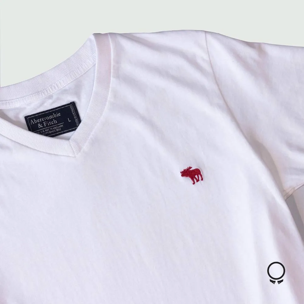 REMERA ABERCROMBIOE CUELLO V BLANCO LOGO ROJO