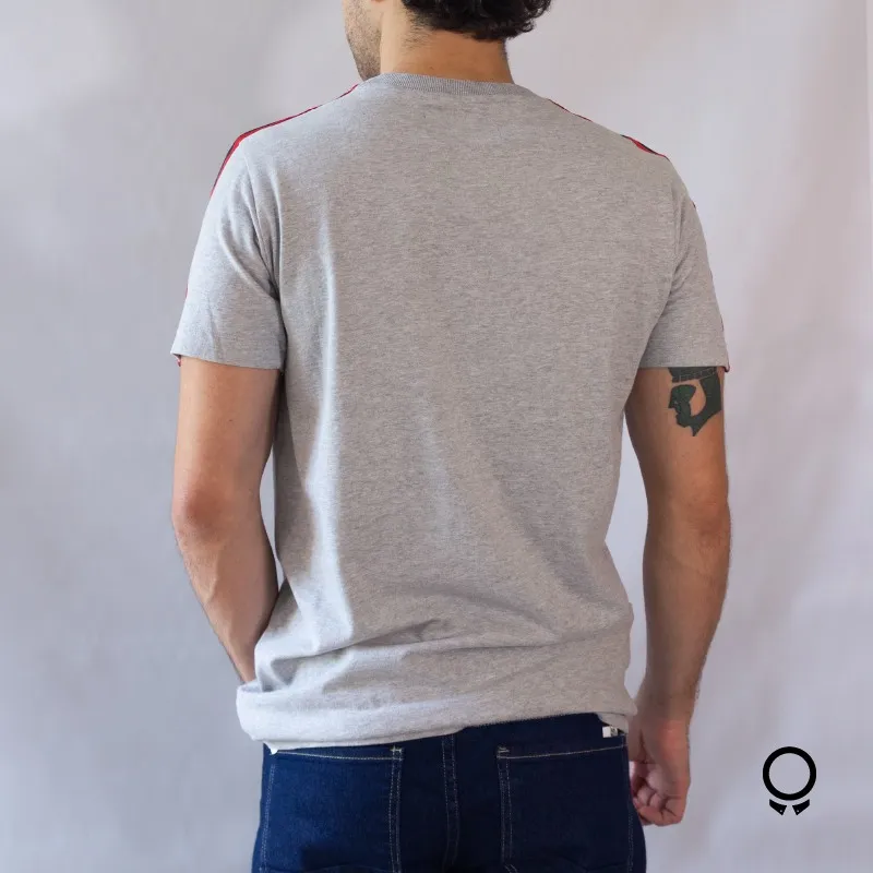 REMERA ABERCROMBIE CUELLO REDONDO GRIS ESTAMPA DETALLE EN EL HOMBRE