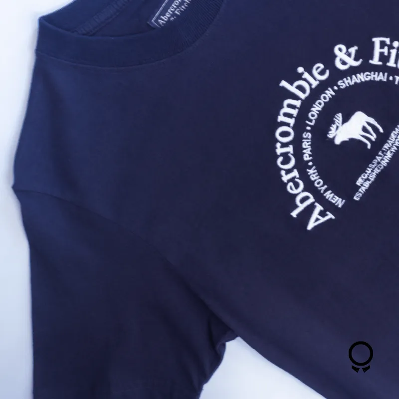 REMERA ABERCROMBIE AZUL MARINO CON ESTAMPA