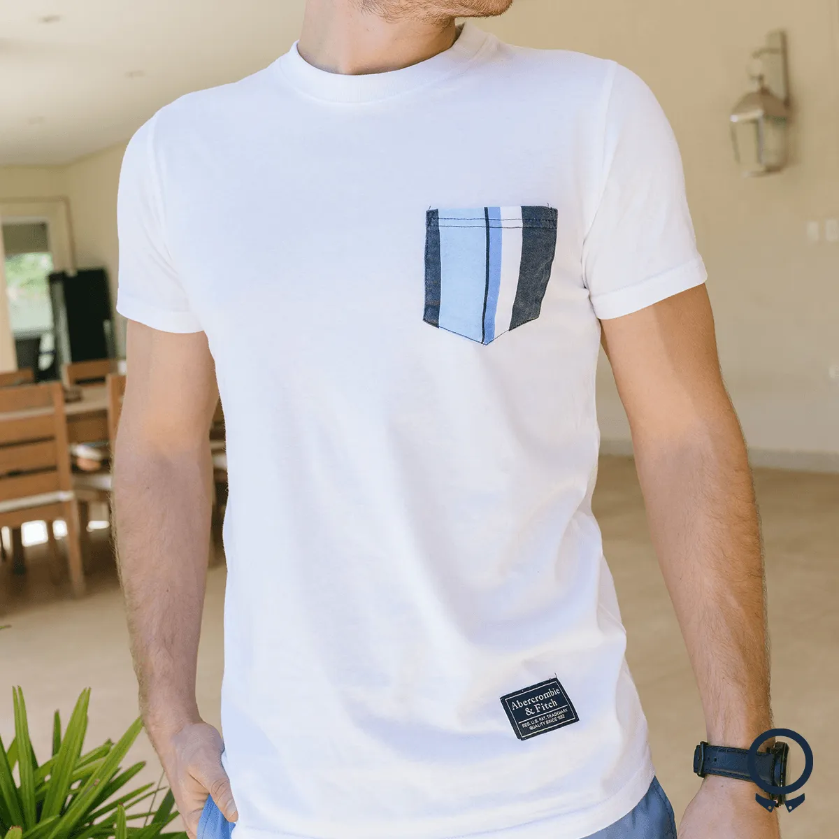 REMERA ABERCROMBIE REDONDO BLANCA CON BOLSILLO