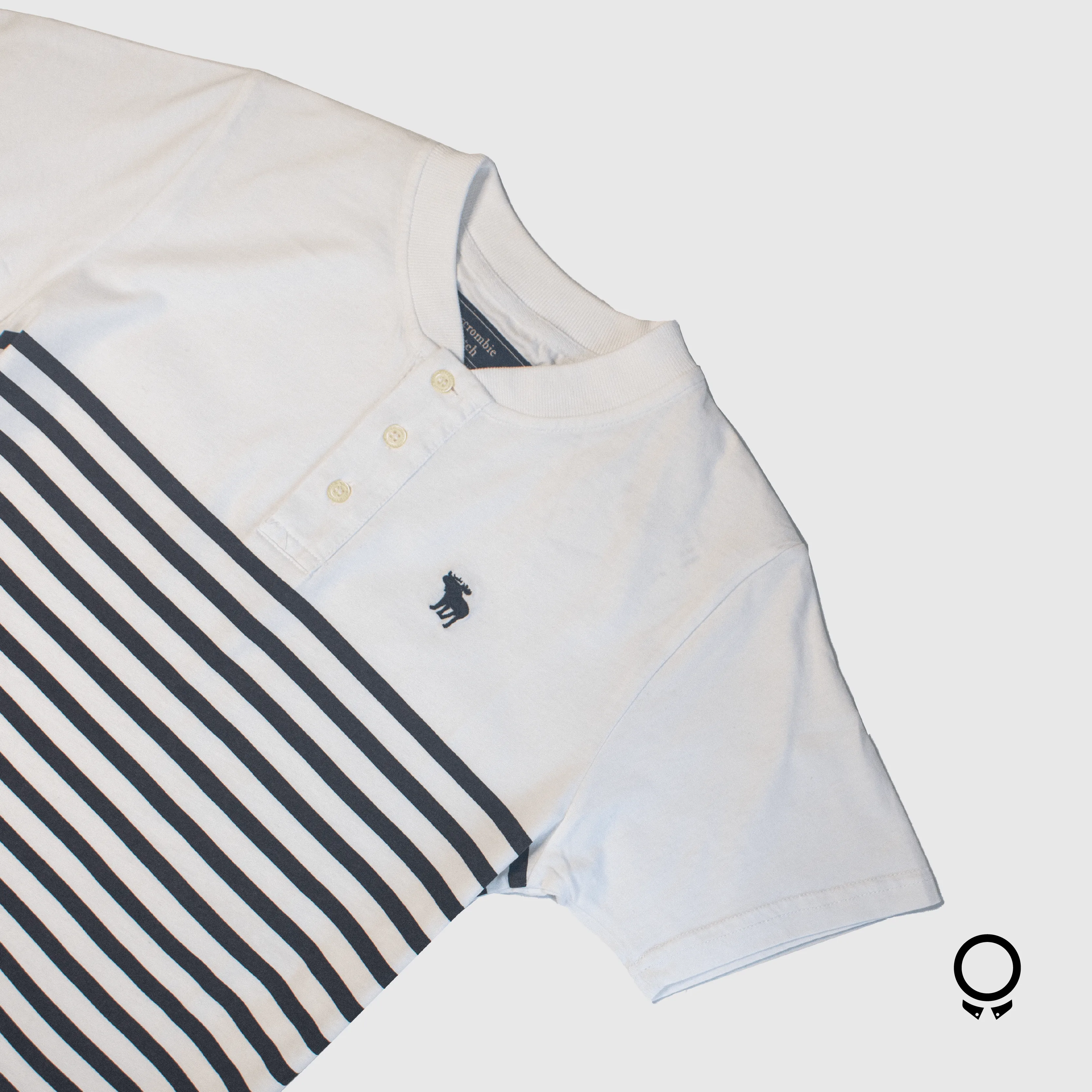 REMERA ABECROMBIE HENLEY BLANCA RAYADA