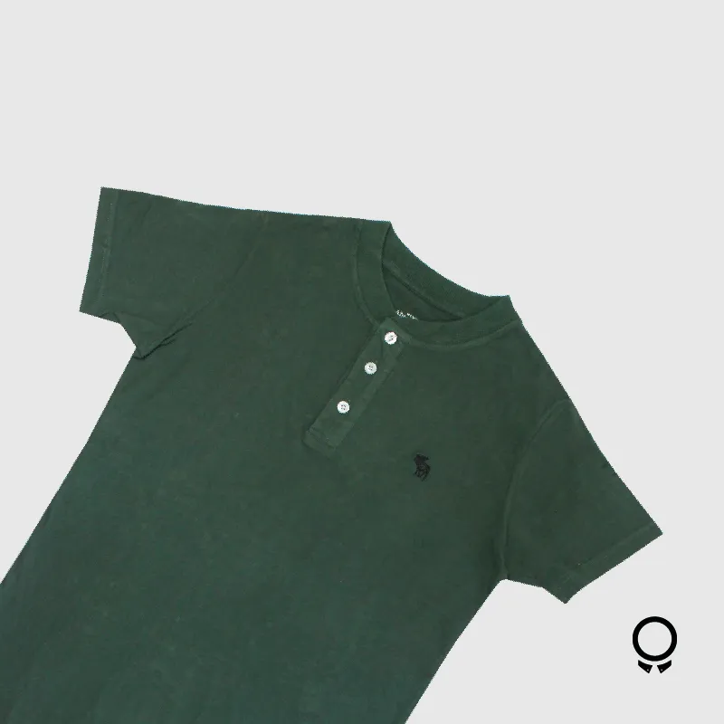 REMERA ABERCROMBIE CUELLO HENLEY VERDE