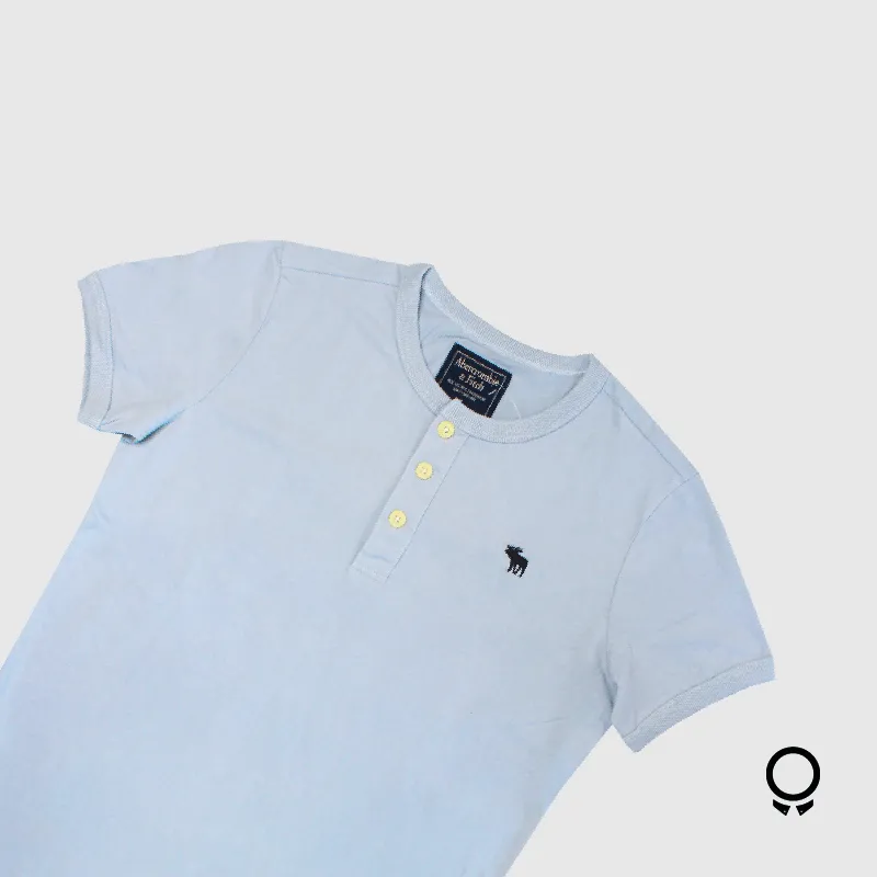 REMERA ABECROMBIE CUELLO HENLEY CELESTE