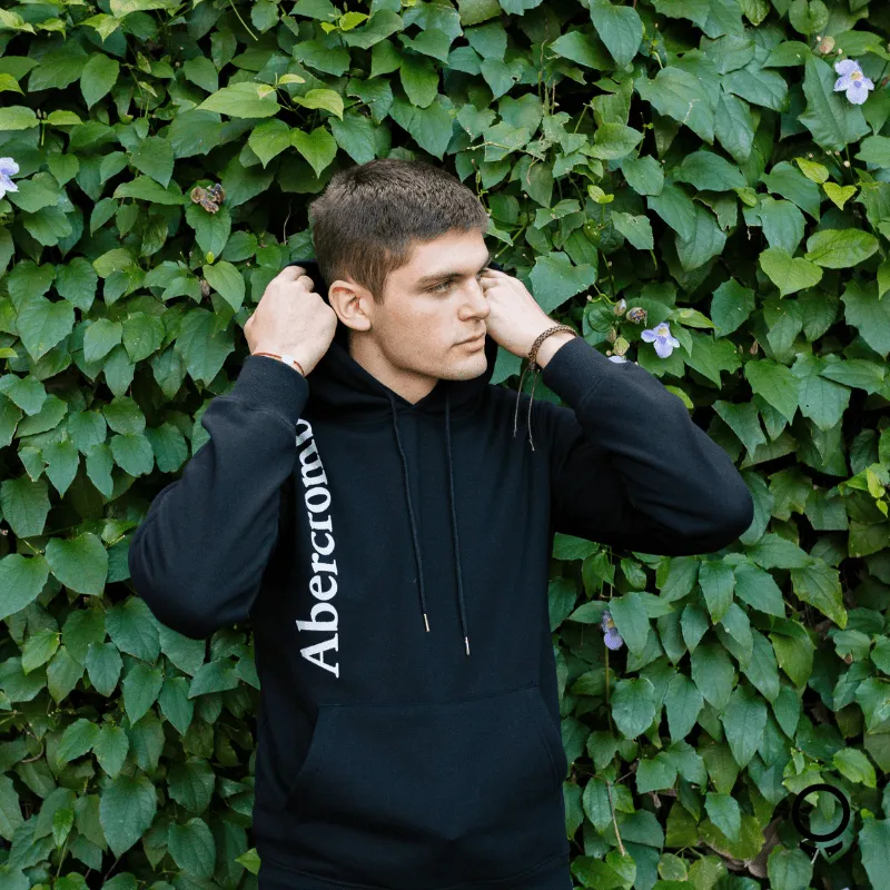 HOODIE ABERCROMBIE NEGRO LETRAS VERTICAL