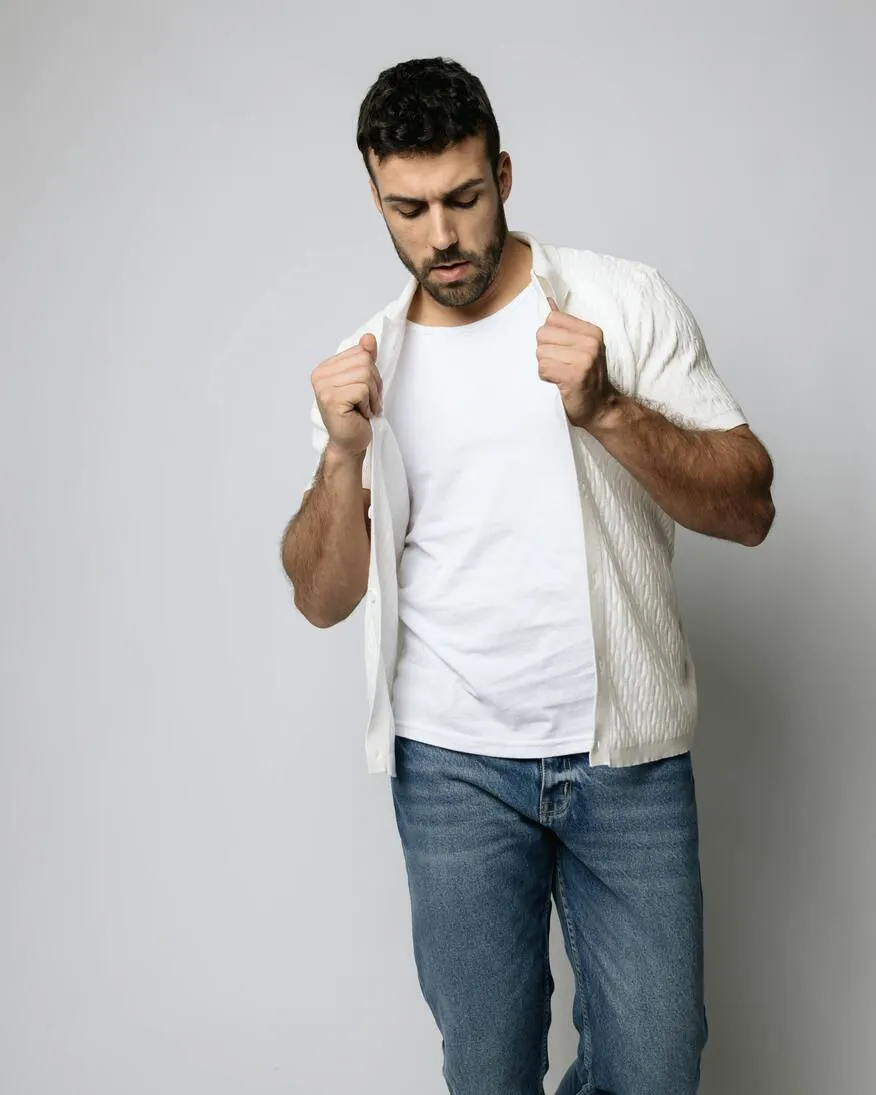 REMERA ABERCROMBIE CUELLO POLO CON BOTONES MARFIL