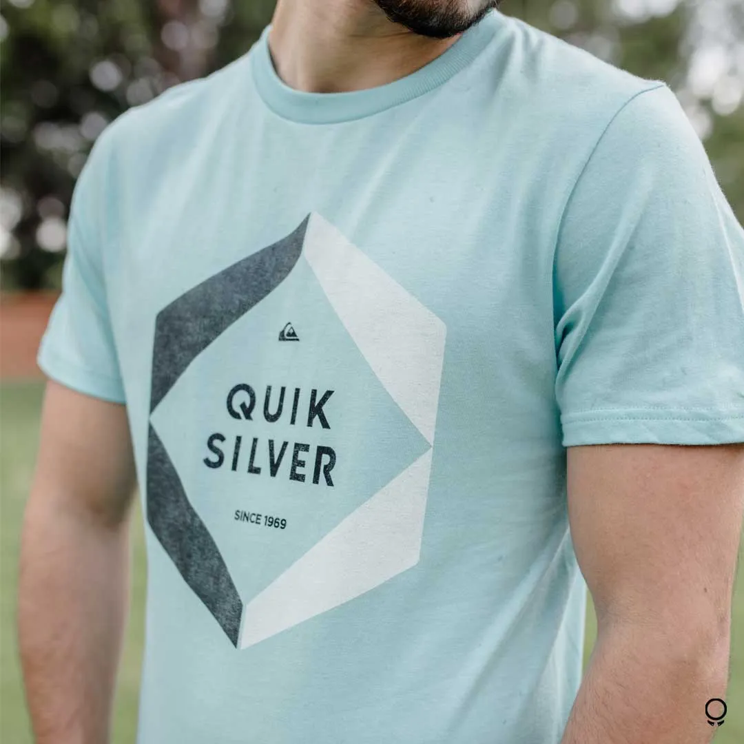REMERA QUIKSILVER CELESTE CON ESTAMPA
