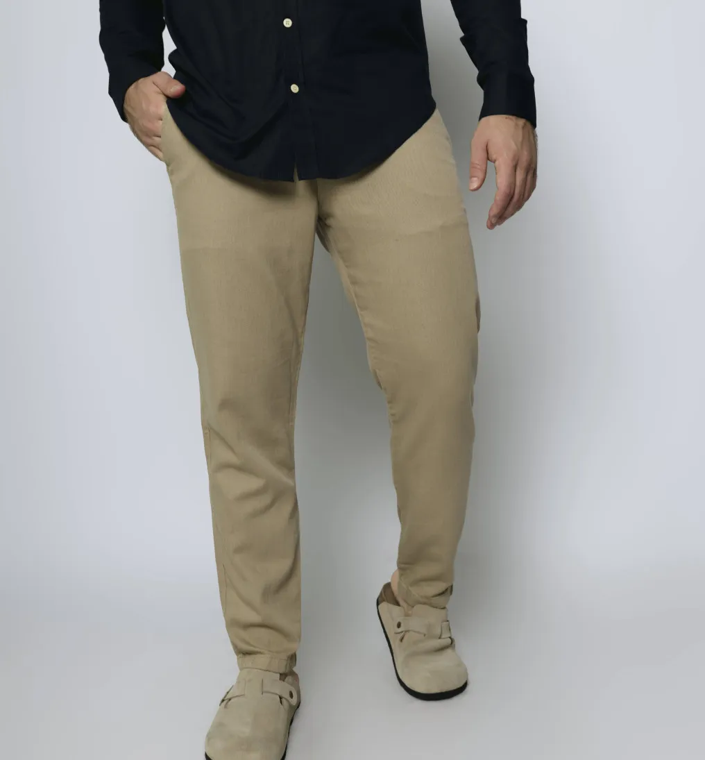 PANTALON LIBERATO BASICS CON GOMA KAKHI