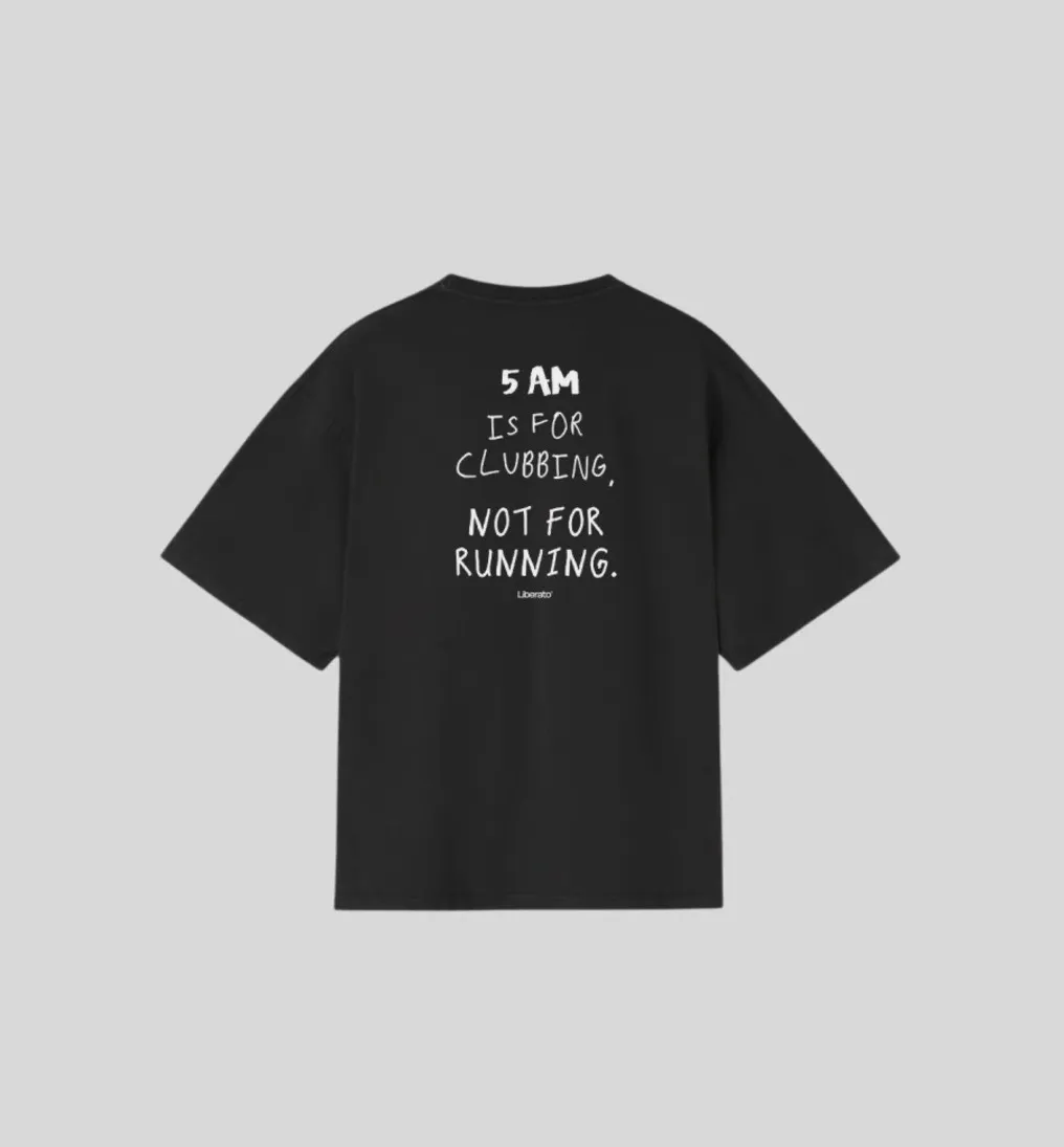 REMERA LIBERATO REGULAR FIT NEGRA 5 AM IS FOR CLUBBING