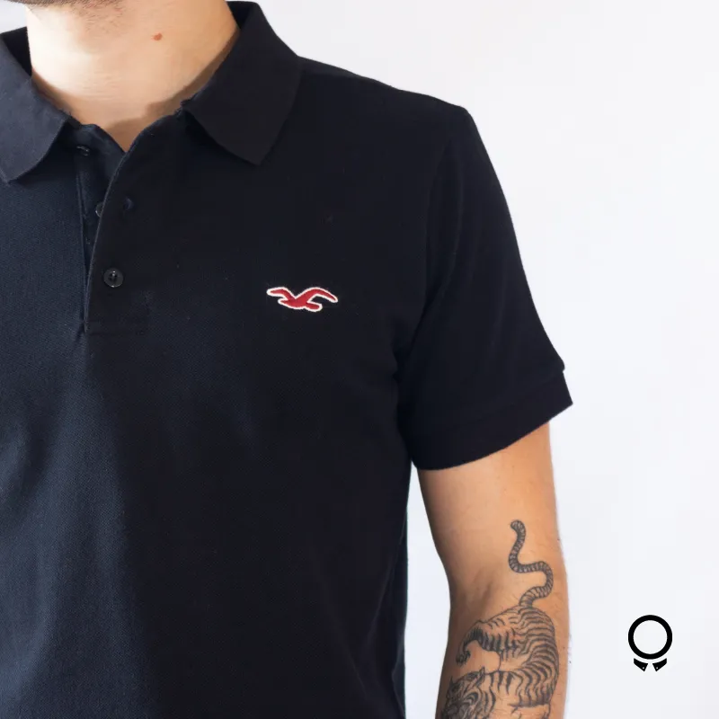 REMERA HOLLISTER CUELLO POLO NEGRO