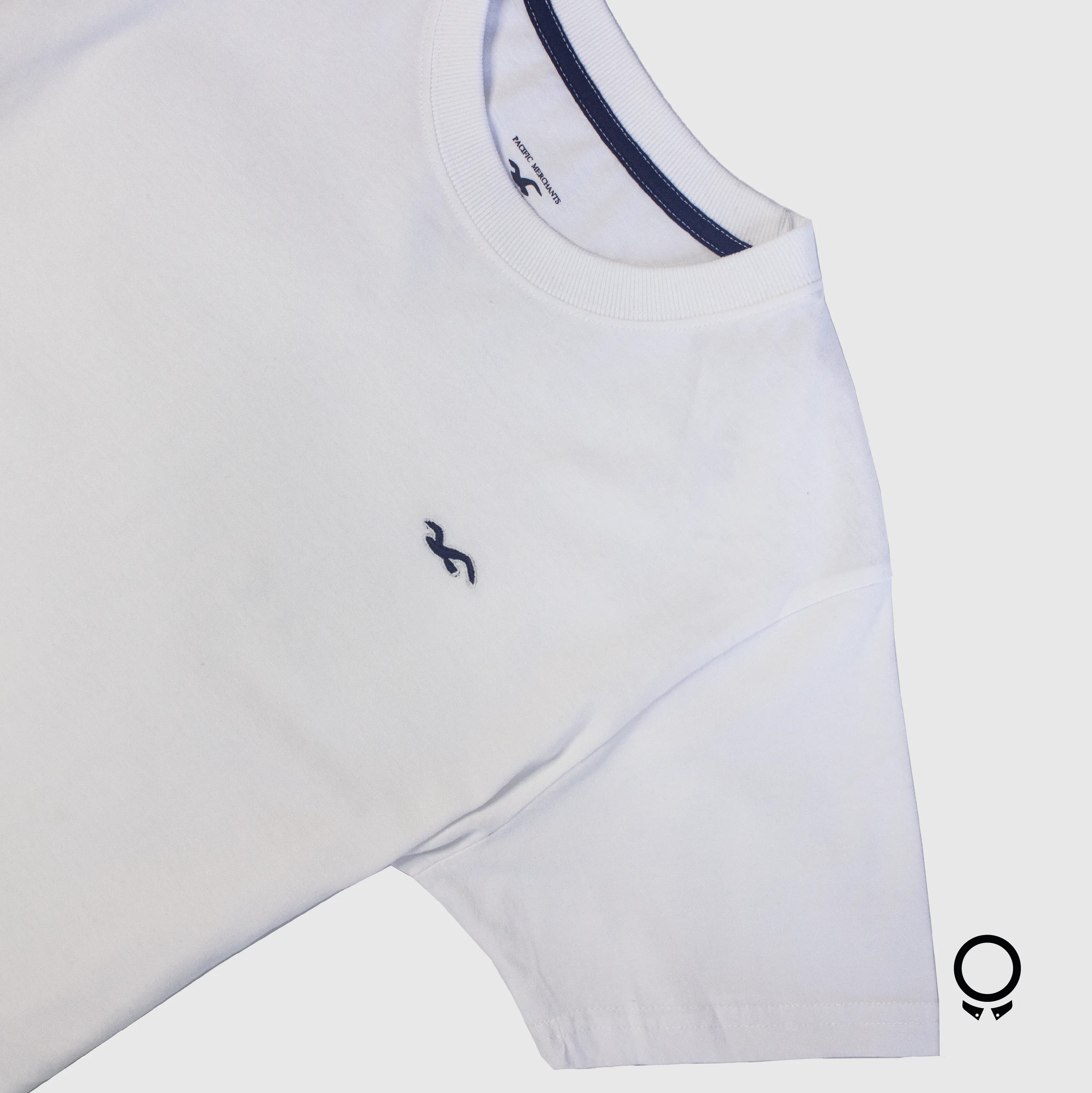 REMERA HOLLISTER REDONDO BLANCO LOGO NEGRO