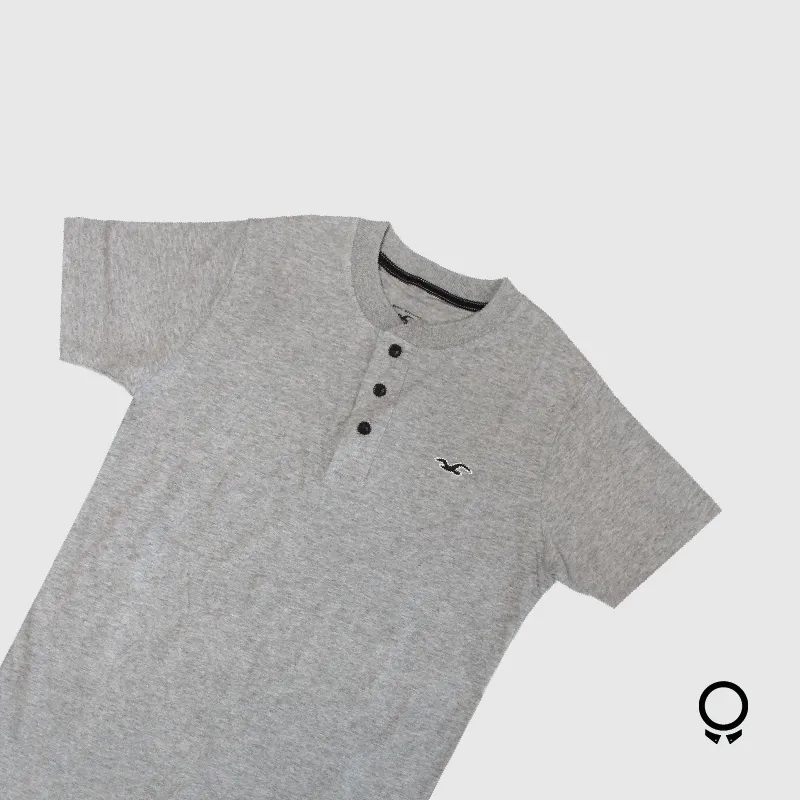 REMERA HOLLISTER HENLEY GRIS CURVA