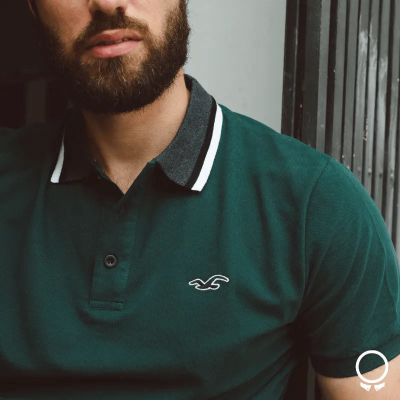 REMERA HOLLISTER POLO VERDE DETALLE CUELLO