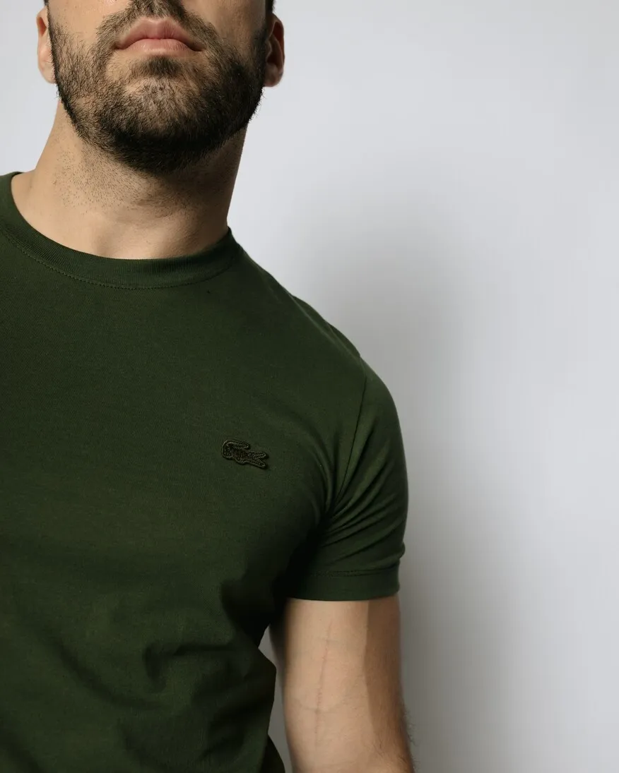 REMERA LACOSTE CUELLO REDONDO PARIS VERDE MUSGO