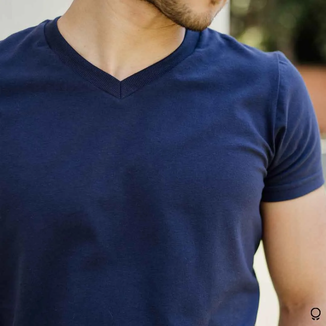 REMERA LIBERATO BASICS CUELLO V AZUL