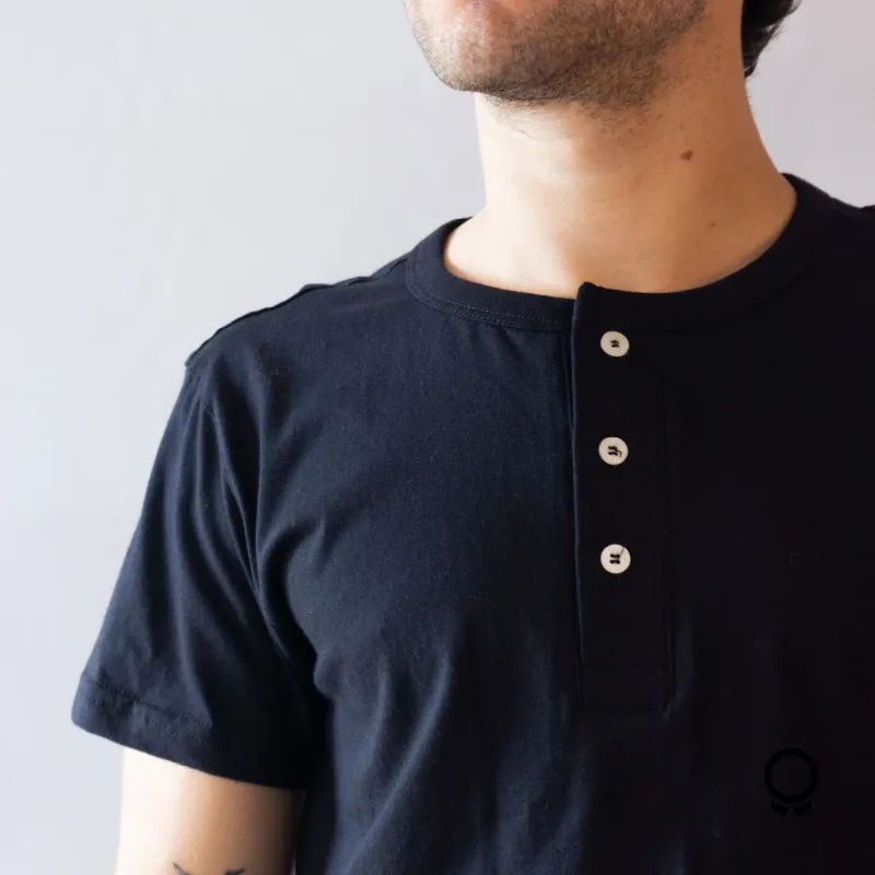 REMERA LIBERATO BASICS HENLEY NEGRA