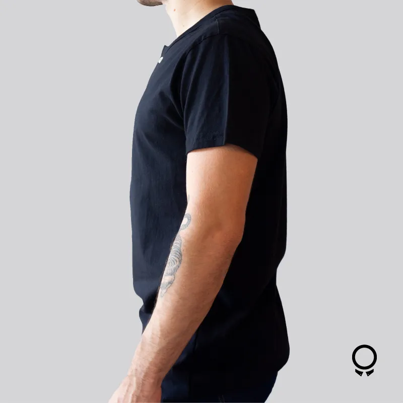 REMERA LIBERATO BASICS HENLEY NEGRA