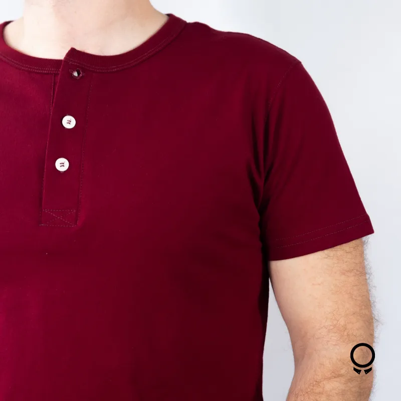 REMERA LIBERATO BASICS HENLEY BORDO